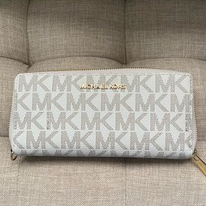 Michael Kors- Large logo wallet